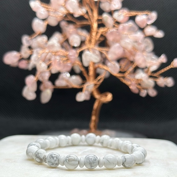 White Howlite Crystal Bracelet - Picture 2 of 3